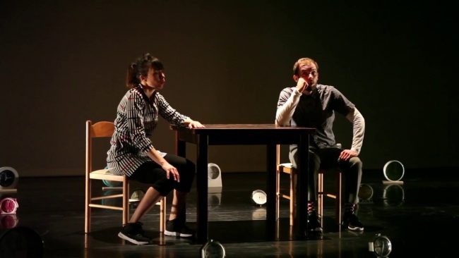 Un homme et une femme à table